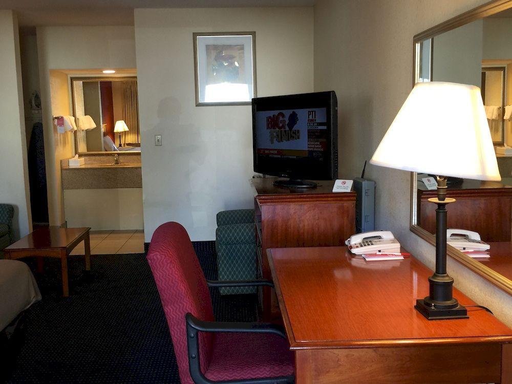 Red Carpet Inn Norwalk Exterior photo