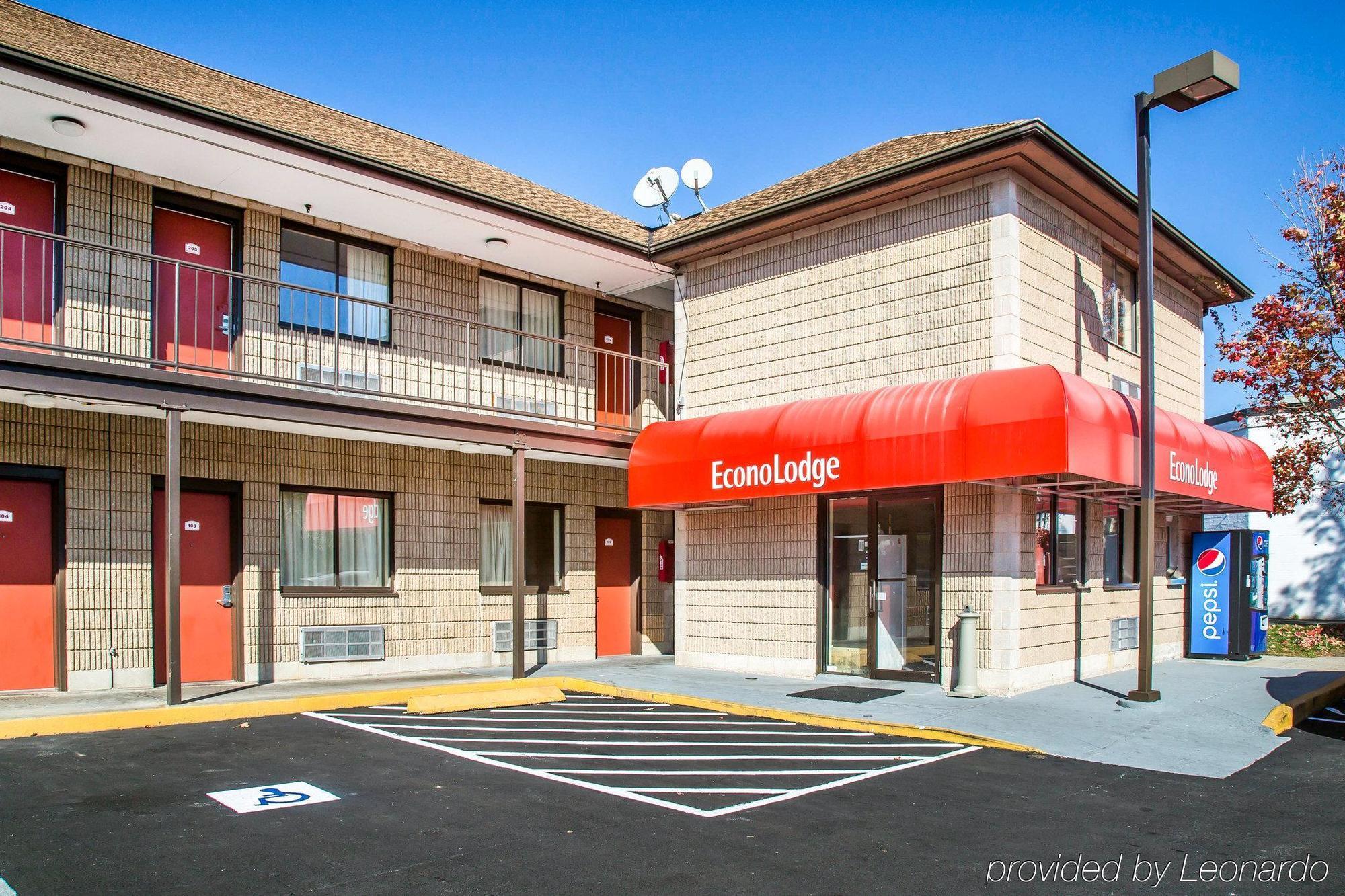 Red Carpet Inn Norwalk Exterior photo