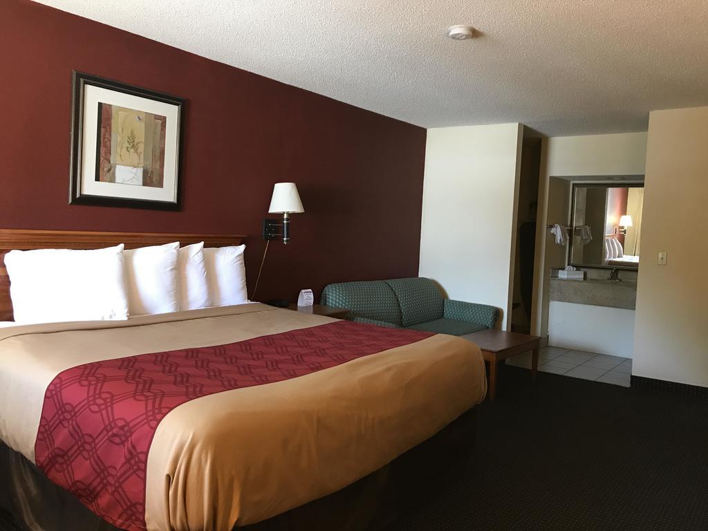 Red Carpet Inn Norwalk Exterior photo